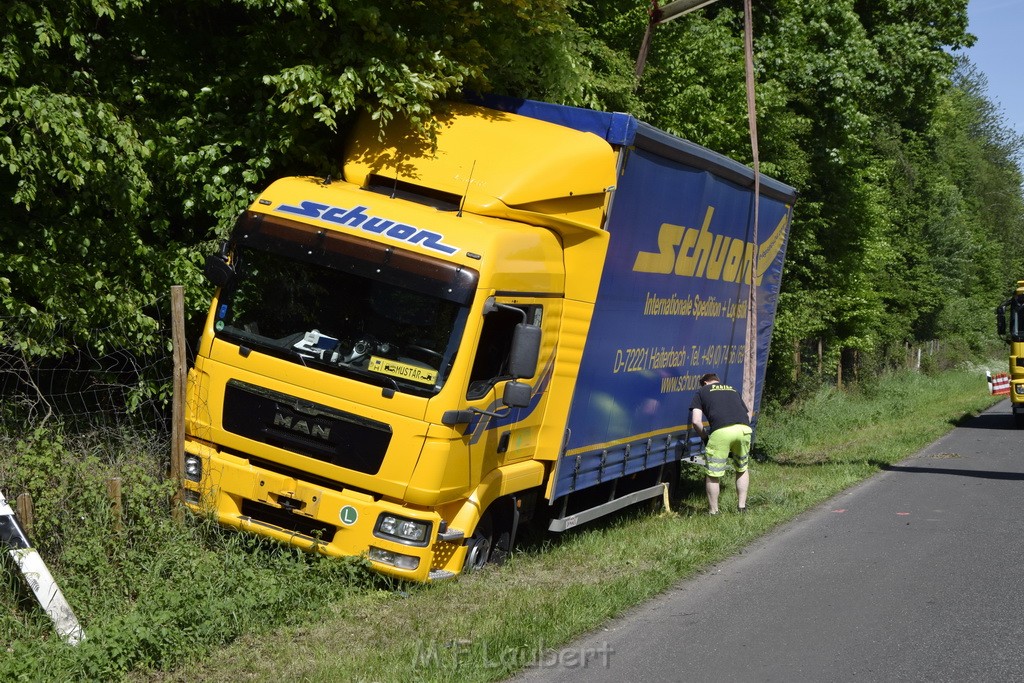 LKW in Boeschung A 3 Rich Frankfurt Hoehe Roesrath Lohmar P147.JPG - Miklos Laubert